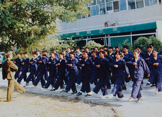 乐动在线（中国）唯一官方网站员工积极参加军训活动